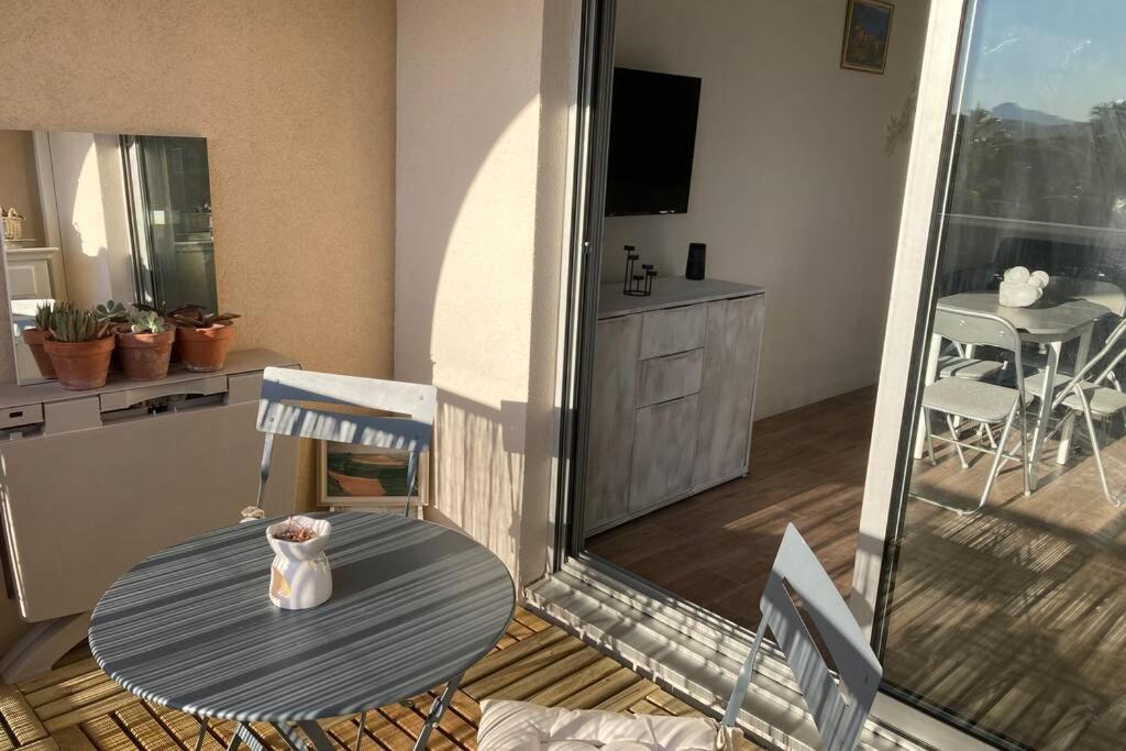 Ferienwohnung Escapade Au Port Hyères Exterior foto